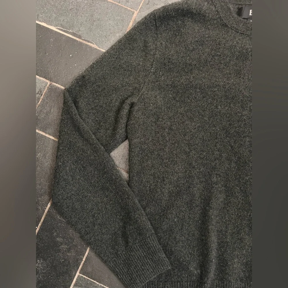 Banana Republic dark gray cashmere pullover crewneck sweater size medium - Picture 3 of 5